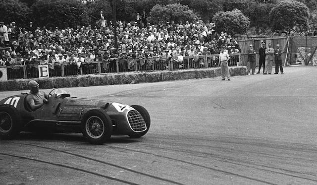 イタリア・ミラノ生まれのレーシングドライバー、アルベルト・アスカリ氏がドライブするフェラーリのF1マシン