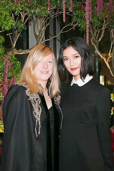 サラ・バートン（左）、TAO