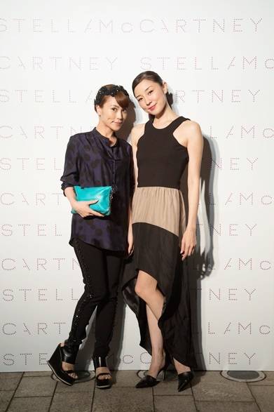 <strong>STELLA McCARTNEY｜2015年春コレクションのプレゼンテーション</strong><br />（左より）清川あさみ＆伊藤歩