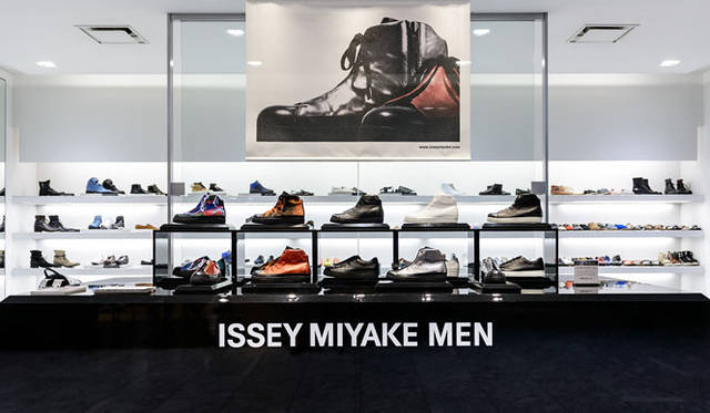 伊勢丹新宿店メンズ館 地下1階のデザイナーズシューズコーナー「シューズラボ」での展示