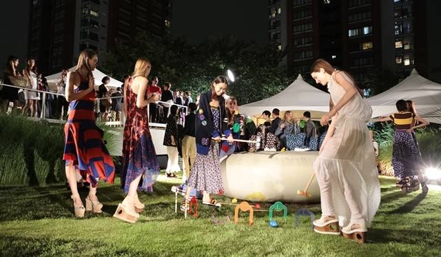 <strong>STELLA McCARTNEY｜2015年春コレクションのプレゼンテーションを開催</strong>　