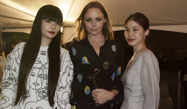 <strong>STELLA McCARTNEY｜2015年春コレクションのプレゼンテーションを開催</strong>　（左より）秋元梢、ステラ マッカートニー、宮本彩菜