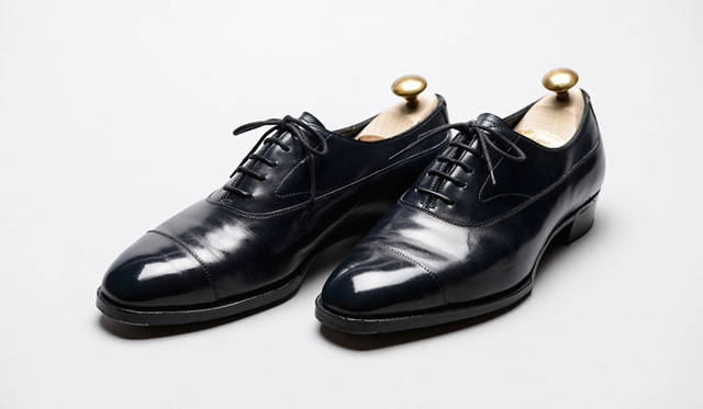 <strong>MY MASTERPIECE＝「EDWARD GREEN（エドワードグリーン）」</strong><br />購入は2010年12月、伊勢丹新宿店メンズ館にて。気に入っている点は、ネイビーの色味、グラッドストーンのデザイン、ウェストのシェイプ加減。手入れのポイントは、履き終えたらブラッシング、ニュートラルのクリームで磨くこと。この秋買いたい靴はアンソニー クレバリー。「伊勢丹新宿店メンズ館は世界中の靴が揃い、別注品が豊富なところが気に入っている」とコメント（33歳・会社員）