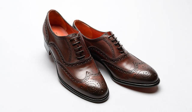 MY MASTERPIECE＝「Santoni（サントーニ）」（ウィメンズ）　購入は今年の夏、池袋にて。<br />気に入っている点は、ウィメンズなのに本格的な革靴であるところ。手入れのポイントは、履くたびにブラッシングしている。この秋買いたい靴はジェイエムウエストン。「落ち着いて買いものができる伊勢丹が好き」とコメント（42歳・女性・自営業）