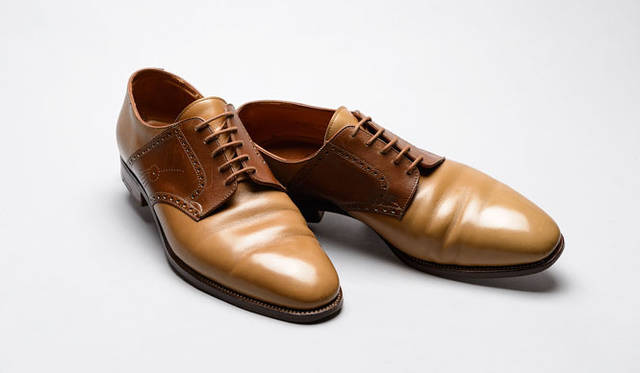 MY MASTERPIECE＝「JOHN LOBB（ジョンロブ）」　<br />購入時期は不明、イギリスにて。気に入っている点は、コンビのカラーリングと、アンティーク風の見た目と細く華奢なスタイル。この秋買いたいのはヒロシ ツボウチのスニーカーソールか、コールハーンのゼログランド。「靴磨きは嫌いなので、今回のようなイベントはありがたい」とコメント（53歳・自営業）