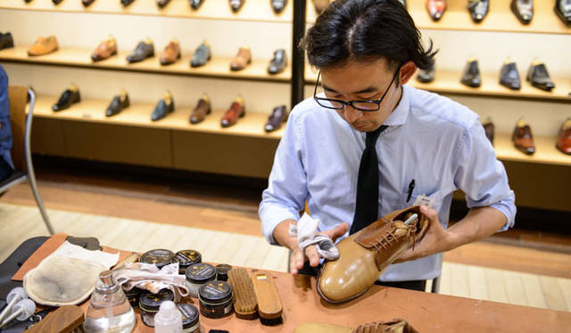 大切な一足を長く愛用できるよう、手入れの方法から保管までの相談も受ける「レザーケア講習会」も開催された