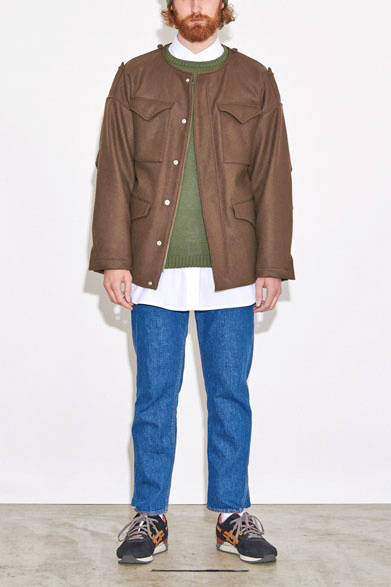 ブルゾン4万8600円、ニット2万6460円、シャツ1万7280円、パンツ1万8900円