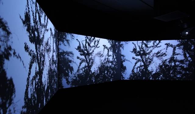 <strong>ART｜ユカ・ツルノギャラリーでEugene Kangawa『from the future』</strong>　展示の様子 《from the future》 2013年　video installation, Courtesy of Yuka Tsuruno Gallery