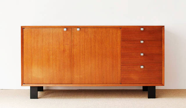 <strong>「Basic Cabinet Serise Credenza」</strong>　このクレデンザのほかにもチェストやキャビネットも多数入荷予定。ハーマンミラー社製のオリジナル品