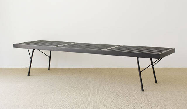 <strong>「Platform Bech」</strong>　1950年代のわずか2年間しか生産されなかった希少なメタルレッグのモデル。ハーマンミラー社製オリジナル品