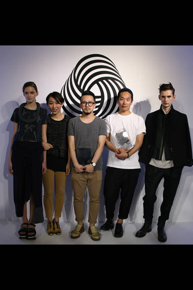 写真左から、ウィメンズウェア部門で優勝した「Vmajor（ヴィメジャー）」の作品を着用したモデル、デザイナーの二コル・リンとヴィクター・ジュウ、メンズウェア部門で優勝した「Sise（シセ）」の松井征心、作品を着用したモデル