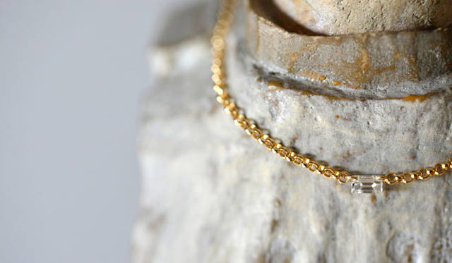 <strong>himie｜ヒーミー</strong>　アトリエショップ「himie aoyama atelier & shop」<br>「baguette cut hole diamond bracelet（バゲット カット ホール ダイヤモンド ブレスレット）」4万3200円