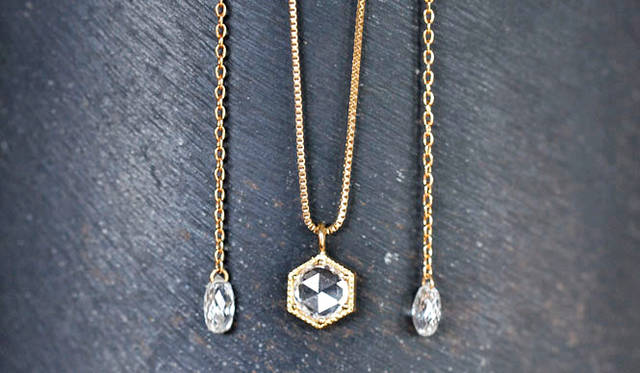 <strong>himie｜ヒーミー</strong>　アトリエショップ「himie aoyama atelier & shop」<br>「briolette cut diamond pierced earrings（ブリオレット カット ダイヤモンド ピアス）」12万9600円、「yukihana necklace＜rose cut diamond＞（ユキハナ ネックレス＜ローズ カット ダイヤモンド＞）」9万7200円