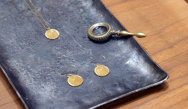 <strong>himie｜ヒーミー</strong>　アトリエショップ「himie aoyama atelier & shop」<br>「shimon necklace（シモン ネックレス）」6万4800円、「shimon pierced earrings（シモン ピアス）」8万6400円