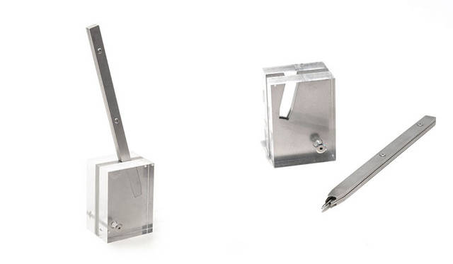 デスクペン7560円／ヘアライン