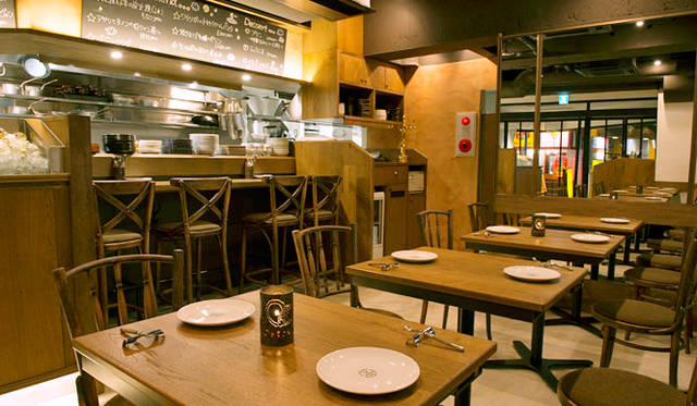 EAT｜「オストレア新宿三丁目店」　1階は新鮮な牡蠣が並んだディスプレイやキッチンを前にライブ感を味わえるテーブル席