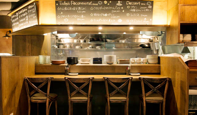 EAT｜「オストレア新宿三丁目店」　1階の様子