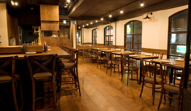 EAT｜「オストレア新宿三丁目店」　2階はテーブル、バーカウンター、テラスなどさまざまな個性をもつ開放感のある空間