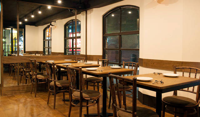 EAT｜「オストレア新宿三丁目店」　2階の様子