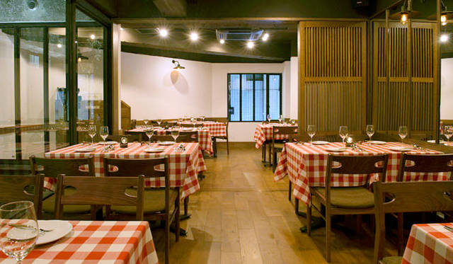 EAT｜「オストレア新宿三丁目店」　3階は個室空間としても使用できる中庭が魅力の落ち着いたテーブル席