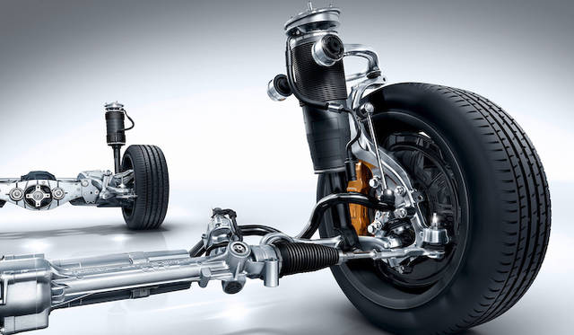 カーブチルティング機能付きのマジック ボディ コントロール（MBC）を搭載する、S 63 AMGクーペのAMGスポーツサスペンション