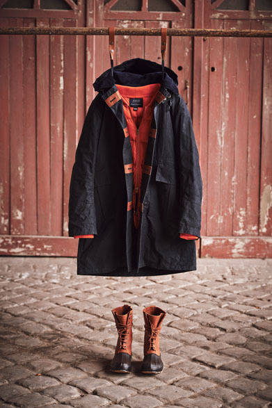 <strong>「LE BRICARD」</strong>　3/4丈パーカー（ボタンにより取り外し可能で、単体でも着用可能なダウンライナー付き）。ハリー・スティーブンソン社製 撥水ワックスコットン100％。ダウン部分はソフィエタ社製。18万5000円