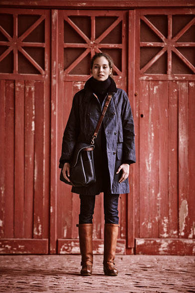 <strong>「LA REDINGOTE」</strong>　2種類のワックスコットンを使用したコート。ハリー・スティーブンソン社製 撥水ワックスコットン100％。12万8000円