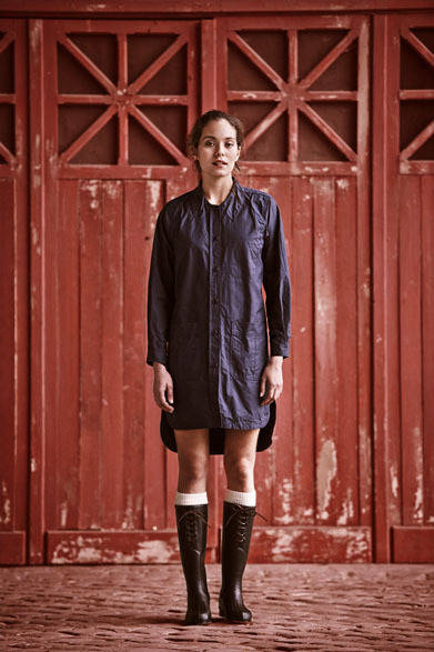 <strong>「LA BLEUE」</strong>　フロントがラウンドカットされたドレス。ハリー・スティーブンソン社製 撥水ワックスコットン100％。6万5000円