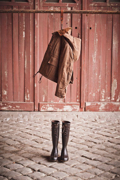 <strong>「LA WADER」</strong>　フィッシングジャケットからインスパイアされたショートジャケット（フードは取り外し可能）。ハリー・スティーブンソン社製 撥水ワックスコットン100％。11万2000円