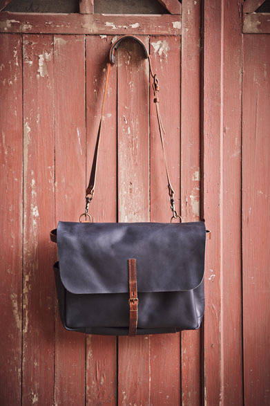 <strong>「LE POSTIER」</strong>　かねてから労働者のためのバッグを現代的に再構築しているブルー・ドゥ・シャフによって作り上げられた革製ポストマンバッグ。7万6000円