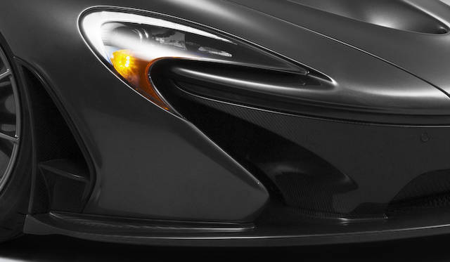 ラジエーターグリルはシルバーのアルミニウム製、バンパーにはカーボンファイバーのグロス加工仕上げがほどこされる