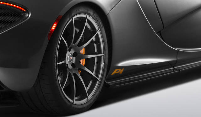 リアホイールの直前に記される「P1」ロゴは、プロトタイプモデルに添付されていたラベルがモチーフ