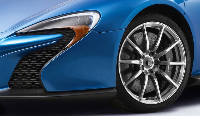 ホイールは10本スポークのライトウェイトアロイ