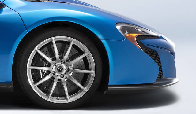 ホイールは10本スポークのライトウェイトアロイ