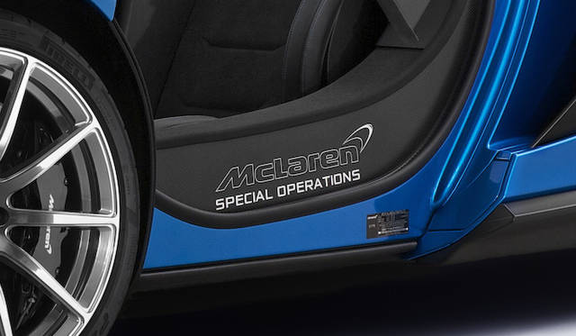 サイドシルには、マクラーレン・オートモーティブのデザイン・ディレクターであるフランク・ステファンソン（Frank Stephenson）の署名入り限定プレートがあしらわれる