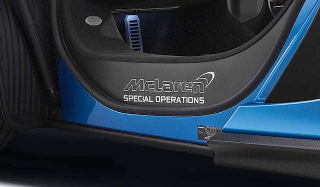 サイドシルには、マクラーレン・オートモーティブのデザイン・ディレクターであるフランク・ステファンソン（Frank Stephenson）の署名入り限定プレートがあしらわれる