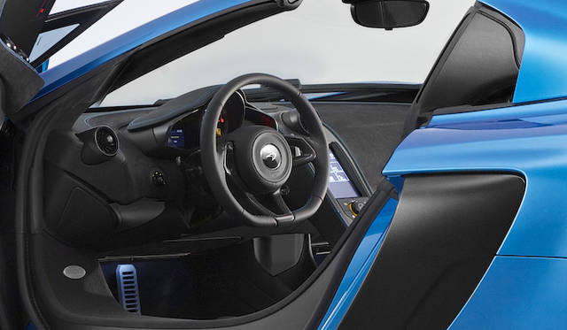 インテリアは鮮やかなブルーのステッチを全面にあしらったカーボンブラック・レザー張りを基調とする