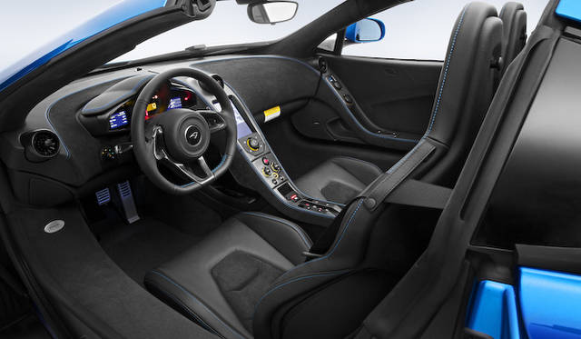 インテリアは鮮やかなブルーのステッチを全面にあしらったカーボンブラック・レザー張りを基調とする