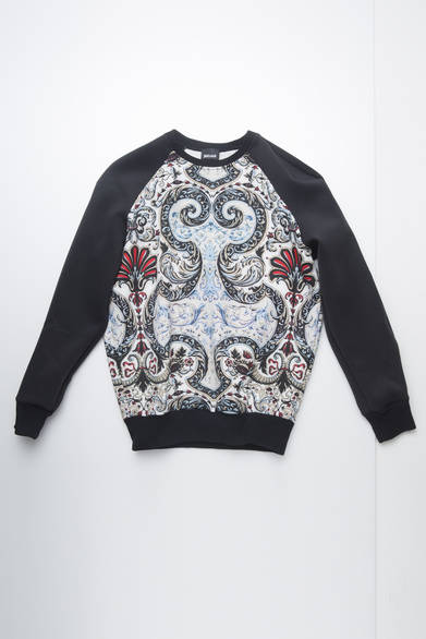<strong>Just Cavalli｜オールマイティに使えるスウェット発売</strong><br />4万6000円（税抜）