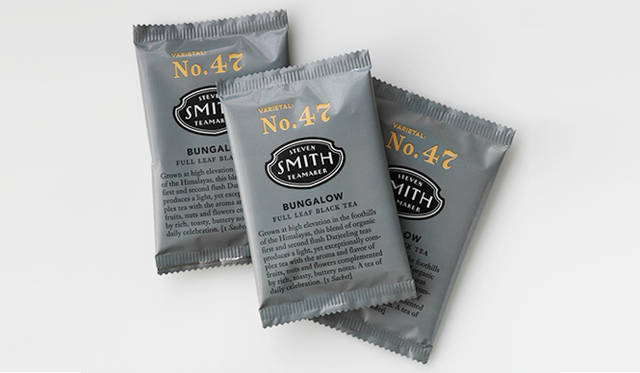 「スティーブンスミスティーメーカー」の茶葉。ヒマラヤのふもとで栽培されたダージリンのファーストとセカンドフラッシュを使用。すっきりしたなかに、ナッツやフラワー、フルーツのようなアロマと風味が混ざり合う、リッチで香ばしい「No.47 バンガロー」