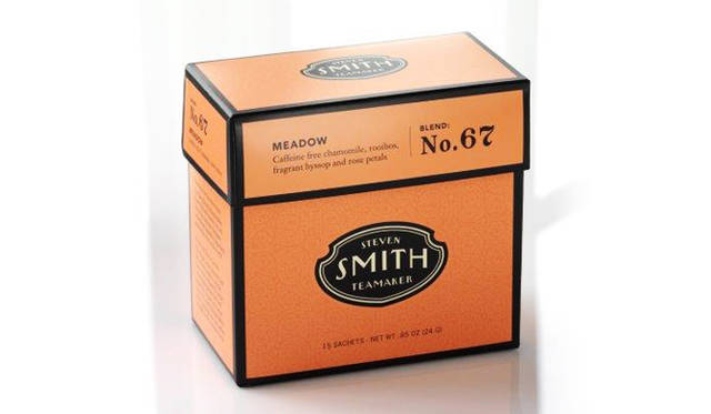 「スティーブンスミスティーメーカー」の茶葉。エジプト産のゴールデンカモミールとオレゴンで収穫された豊かな香りのヒソップ、南アフリカケープ産のルイボス、ローズの花びら、リンデンフラワーなどをブレンドしたカフェインフリーのハーブティー「No.67 メドウ」