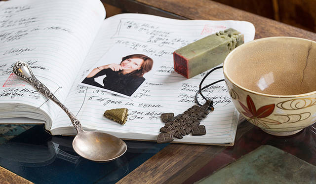 スミスさんのお茶作りを支える7つ道具。いま「スティーブンスミスティーメーカー」で出している商品はすべて、この道具を使って生み出したものだそうだ。手前から時計回りにスプーン、重石、夫人の写真、レシピノート、ハンコ、お碗、首飾り