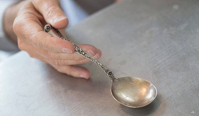 「1つ目の道具はお気に入りのスプーン。お茶をテイスティングするときには、バランスのいいスプーンが欠かせない。お茶をこれですくって、色や香りを確かめたら、飲み込みます。それを吐き出したときに、お茶のもつ複雑な味わいが一気に口のなかに広がります」