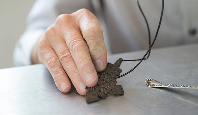 「2つ目の道具は、エチオピア帝国最後の帝王として知られている、ハイレ・セラシエのお墓の近くで見つかったケルト十字の首飾り。金属の種類はわからないんですが、かなりの年代物ですね。ぼくのオフィスにあるキャビネットには、これ以外にもチベットやネパールなど、世界各地から集めてきたアイテムがたくさんあるんです」