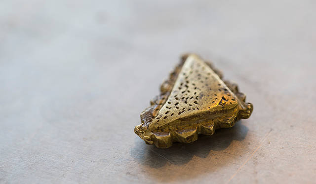 6つ目の道具は、インドのナガランド州で作られたゴールド製の重石。スミスさんのラッキーアイテムでもあるという