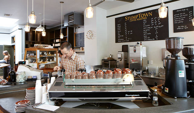 ポートランドでお気に入りのカフェ「スタンプタウン・コーヒー」。焙煎所を兼ねた「ディビジョン店」は、1999年にオープン。ポートランドのコーヒームーブメントを率いた、いわば先駆者といえる存在だ