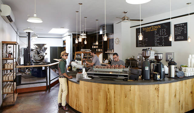 「スタンプタウン・コーヒー ディビジョン店」<br />営業時間｜平日 6:00～19:00、土曜・日曜・祝日 7:00～19:00<br />4525 SE Division Street Portland, OR 97206, United States<br />Tel. +1-503-230-7702<br />http://stumptowncoffee.com