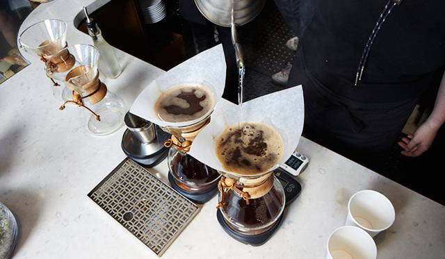 「スタンプタウン・コーヒー ディビジョン店」<br />営業時間｜平日 6:00～19:00、土曜・日曜・祝日 7:00～19:00<br />4525 SE Division Street Portland, OR 97206, United States<br />Tel. +1-503-230-7702<br />http://stumptowncoffee.com