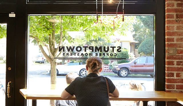 「スタンプタウン・コーヒー ディビジョン店」<br />営業時間｜平日 6:00～19:00、土曜・日曜・祝日 7:00～19:00<br />4525 SE Division Street Portland, OR 97206, United States<br />Tel. +1-503-230-7702<br />http://stumptowncoffee.com