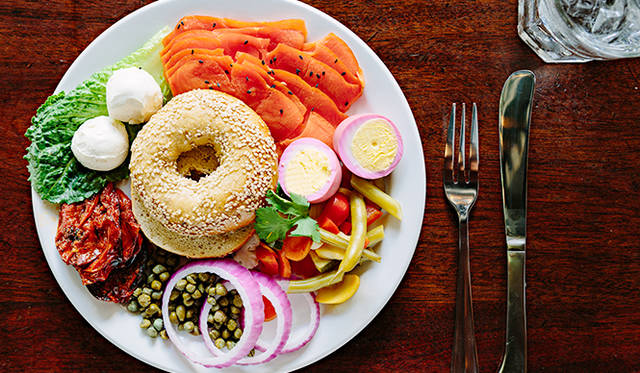 「ビソーズ」<br />営業時間｜月曜 7:00～15:00、火曜～金曜 7:00～15:00、17:00～22:00、土曜 8:00～15:00、17:00～22:00、日曜 8:00～15:00<br />2301 NW Savier Street Portland, OR 97210, United States<br />Tel. +1-503-228-2619<br />http://www.besaws.comMon: 7am-3pm | Tue-Fri: 7am-3pm, 5pm-10pmSat: 8am-3pm, 5pm-10pm | Sun: 8am-3pm